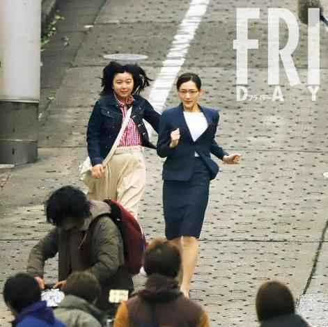 上白石萌歌与绫濑遥拍剧集 坡道上奔跑发型凌乱