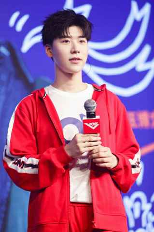 太撩人!王博文现身PONY嘉年华 甜蜜演唱实力圈粉