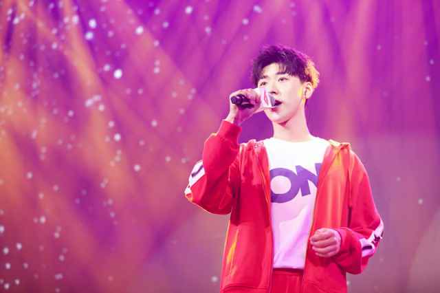 太撩人!王博文现身PONY嘉年华 甜蜜演唱实力圈粉