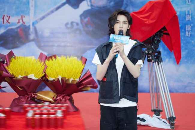 朱正廷出演《冰球少年》解锁运动“天才”人设