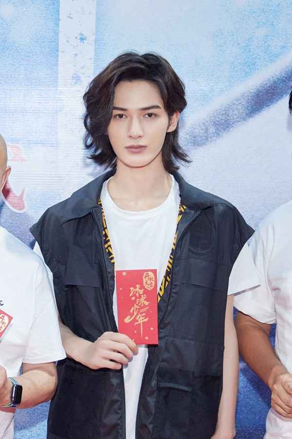 朱正廷出演《冰球少年》解锁运动“天才”人设