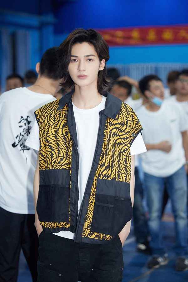 朱正廷出演《冰球少年》解锁运动“天才”人设