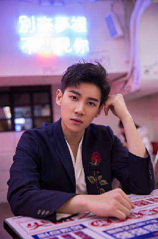 沈天行解锁歌手身份 洗脑新歌夏日气息MAX