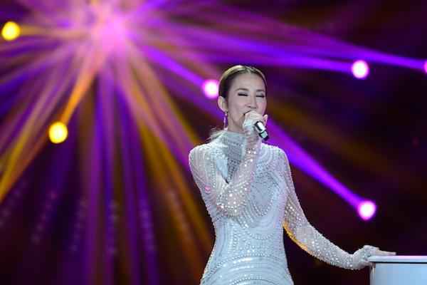 高烧三天强撑登台 《歌手4》李玟母亲劝其退赛