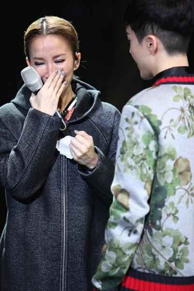 高烧三天强撑登台 《歌手4》李玟母亲劝其退赛