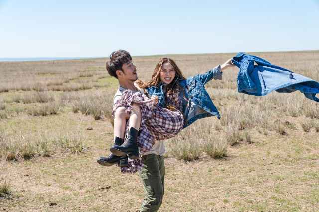 内蒙古拍《倒数》MV 遇车祸 ?G.E.M. 野外谈情 台湾型男讨人欢心