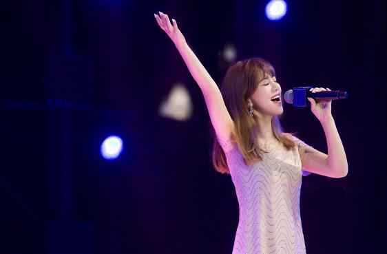 歌手阿兰贵州激情开唱 现场粉丝气氛热烈