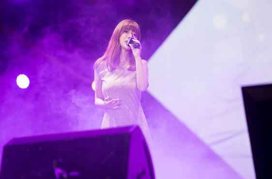 歌手阿兰贵州激情开唱 现场粉丝气氛热烈