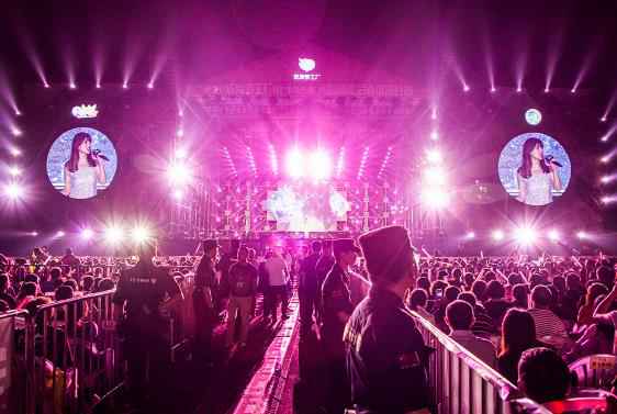 歌手阿兰贵州激情开唱 现场粉丝气氛热烈