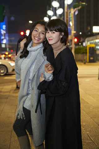 郁可唯新专辑《路过人间》同名主打MV首播 传递豁达人生态度