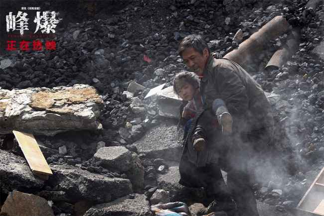 《峰爆》五岁男孩观影时倍受感染向英雄敬礼