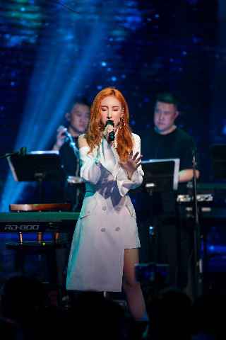 港妹许靖韵音乐会化身“能量小宇宙”多曲连唱撒福利