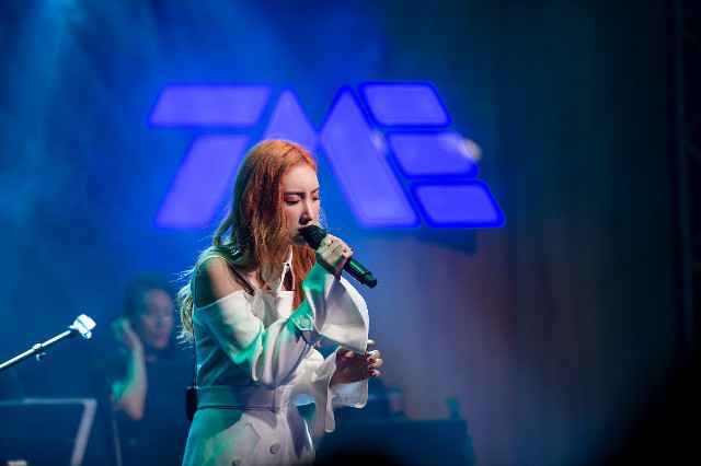 港妹许靖韵音乐会化身“能量小宇宙”多曲连唱撒福利