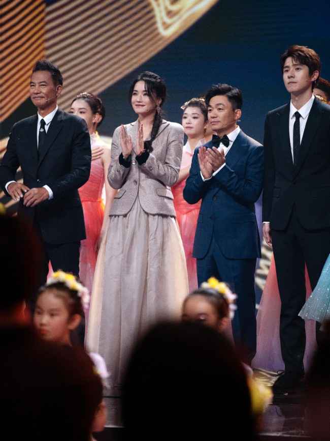 舒淇出席湾区升明月中秋晚会 香槟色礼裙干练优雅