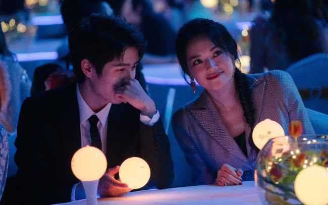 舒淇出席湾区升明月中秋晚会 香槟色礼裙干练优雅