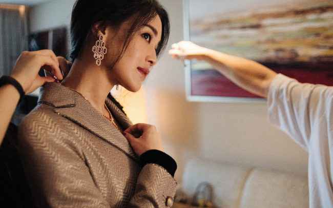 舒淇出席湾区升明月中秋晚会 香槟色礼裙干练优雅