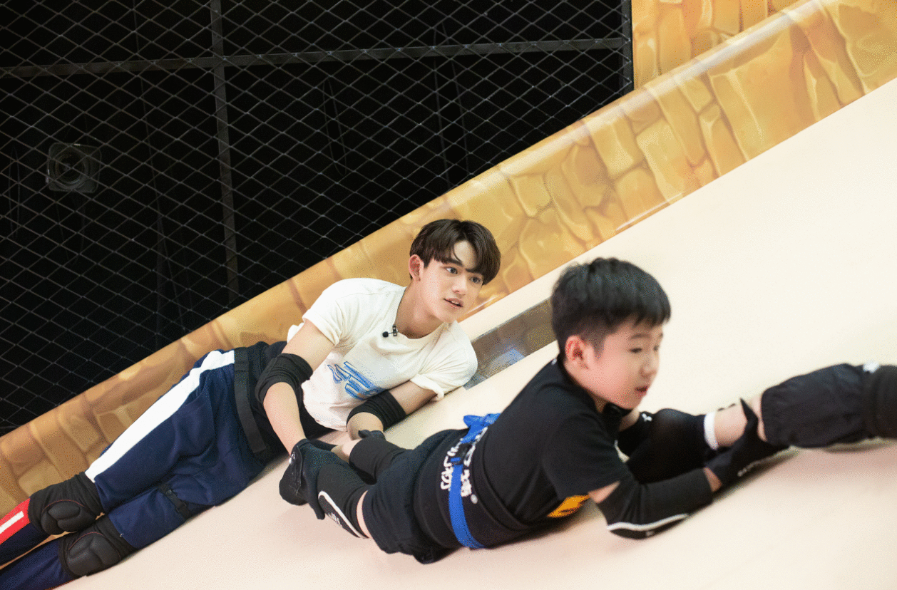 威神V将于11号出演《疯狂的麦咭》，与高能男子组合一起逃脱密室！