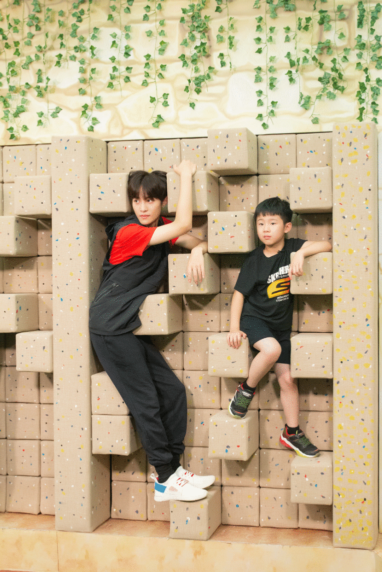 威神V将于11号出演《疯狂的麦咭》，与高能男子组合一起逃脱密室！