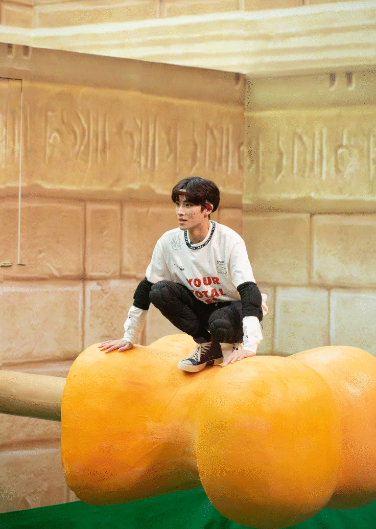 威神V将于11号出演《疯狂的麦咭》，与高能男子组合一起逃脱密室！