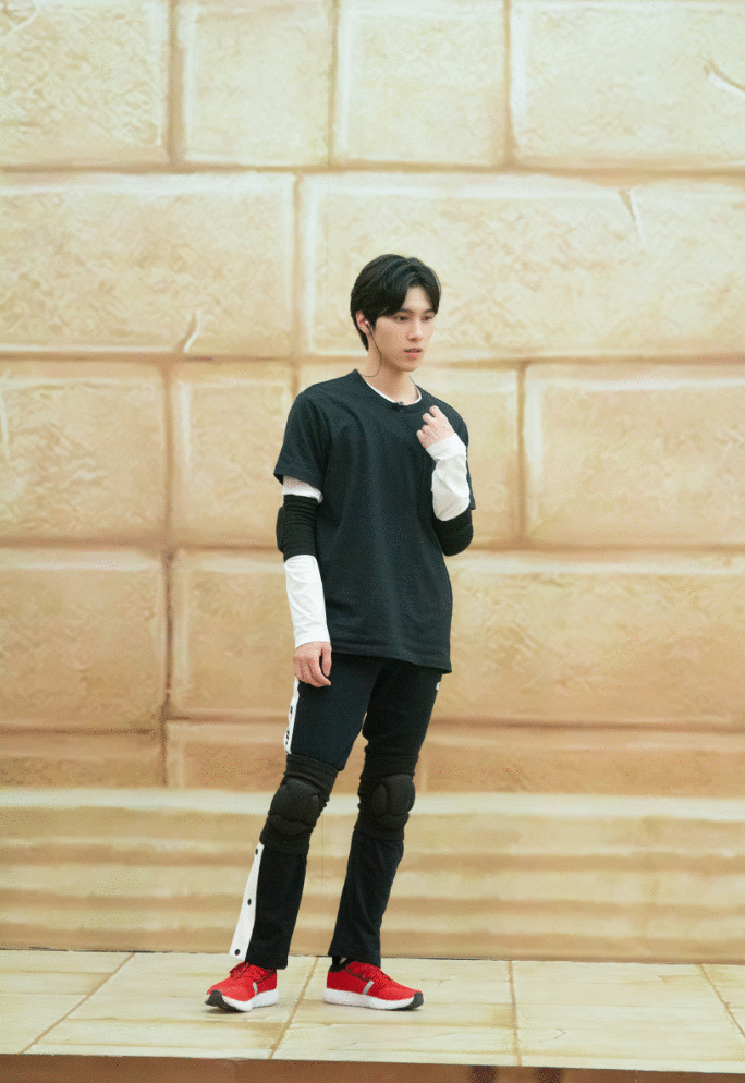 威神V将于11号出演《疯狂的麦咭》，与高能男子组合一起逃脱密室！