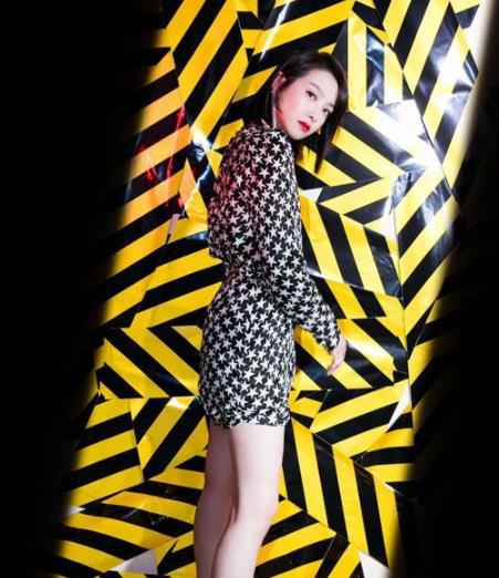 宋茜《心动的信号》遇难题 复古星星裙变摩登女王