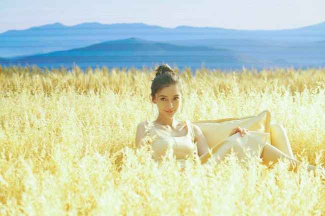 32岁baby拍摄花絮照曝光 置身麦田氛围感十足