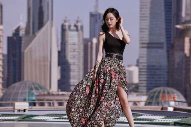 杨幂卷发妩媚动人 金色臂环增添异域风情