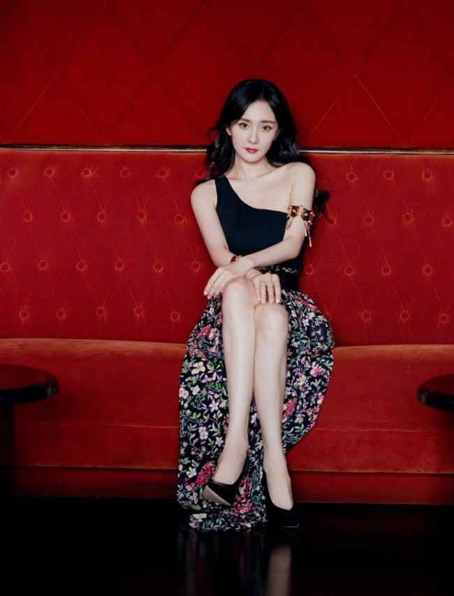 杨幂卷发妩媚动人 金色臂环增添异域风情