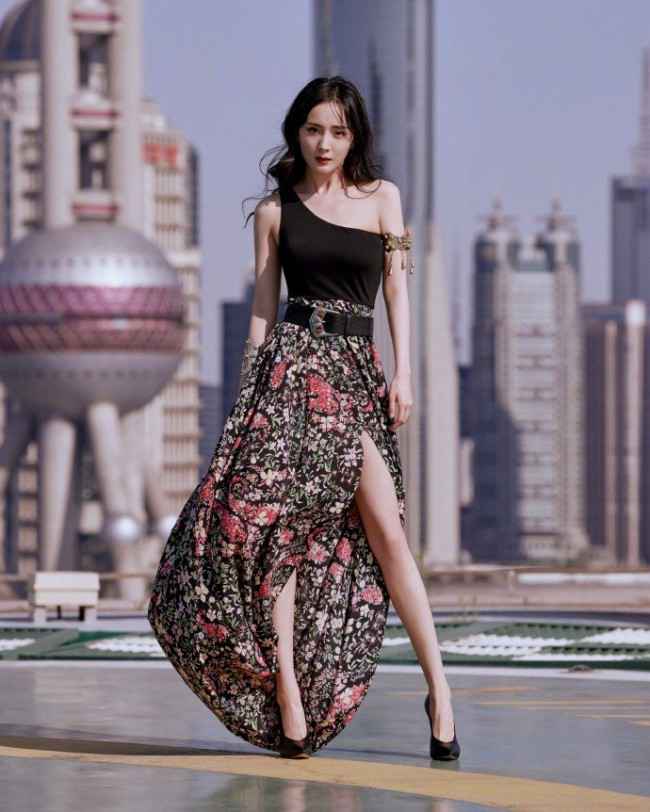 杨幂卷发妩媚动人 金色臂环增添异域风情