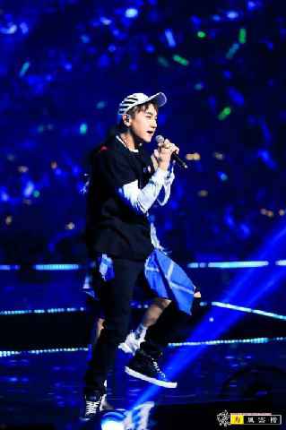 新声代歌手齐羽嘉喜提《东方风云榜》“最佳新人奖”