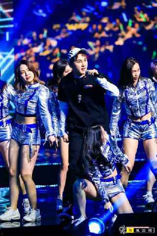 新声代歌手齐羽嘉喜提《东方风云榜》“最佳新人奖”