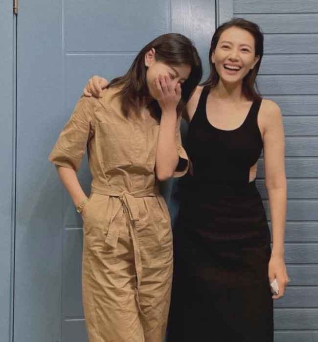 高圆圆吃火锅与店员合照 穿连衣裙状态好