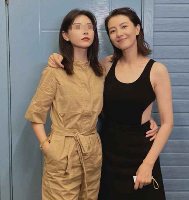 高圆圆吃火锅与店员合照 穿连衣裙状态好