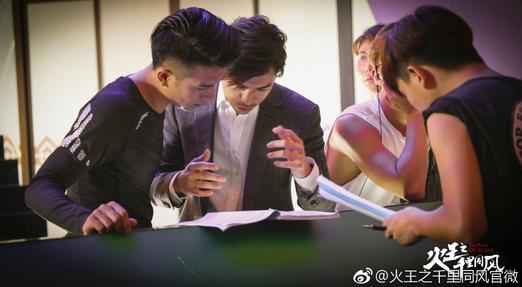 陈柏霖片场手不离书 化身行走的“学习委员”