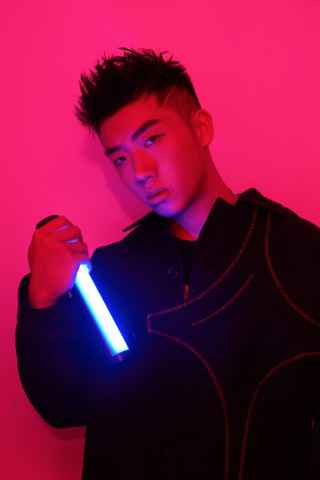 杨和苏现身东方卫视618超级秀晚会 一首《命不由天》点燃全场