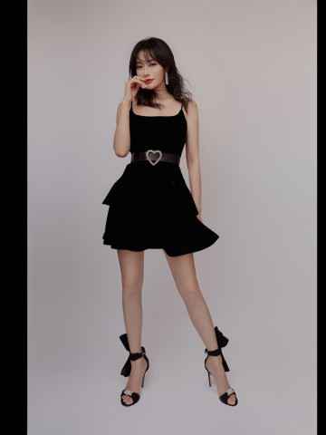 秦岚黑色短裙性感优雅 献唱《喜欢你》糖分超标