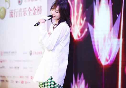 刘惜君现身深圳倾情献唱 深情演绎经典作品