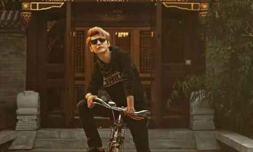 鹿晗农村上厕所,脱口六个字惹众人笑喷:北京孩子的小骄傲!