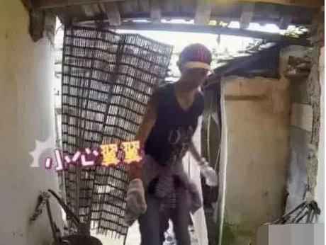 鹿晗农村上厕所,脱口六个字惹众人笑喷:北京孩子的小骄傲!