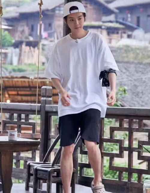 鹿晗农村上厕所,脱口六个字惹众人笑喷:北京孩子的小骄傲!