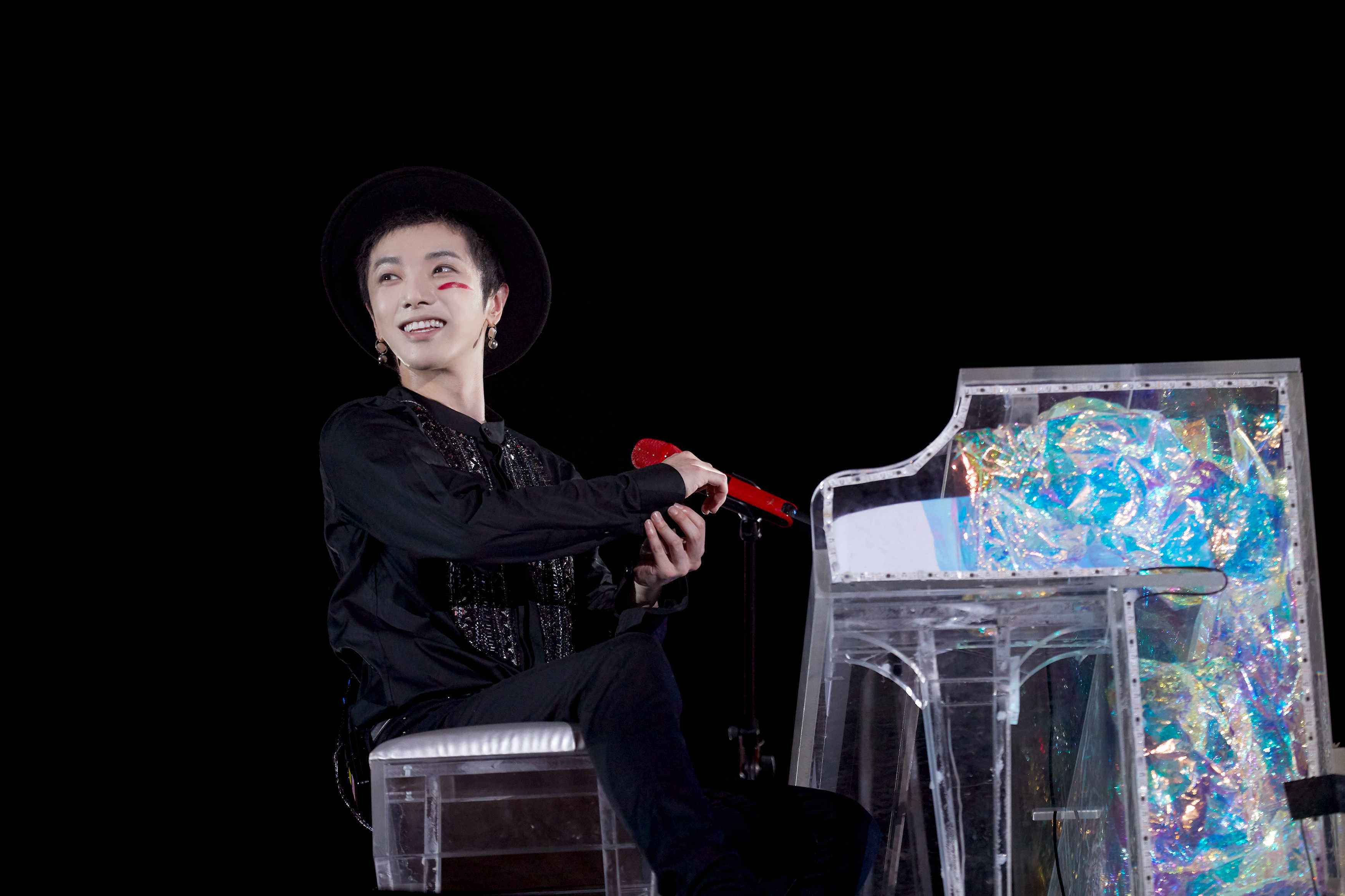 “2021华晨宇火星演唱会”强势官宣 游乐园开唱再解锁新模式