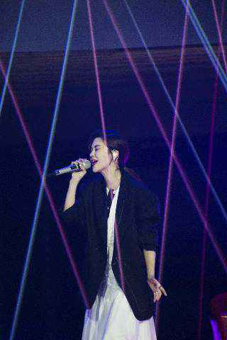 郁可唯“姐姐”初舞台声乐表现力第一 首选舞蹈组引热议