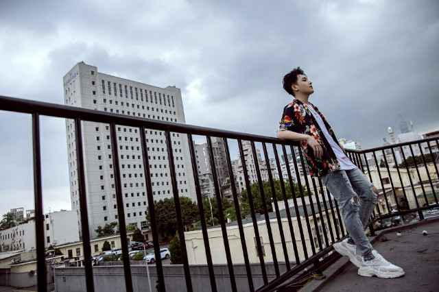 赵泳鑫《躺着》MV邀金曲奖导演执镜 反讽态度再升级