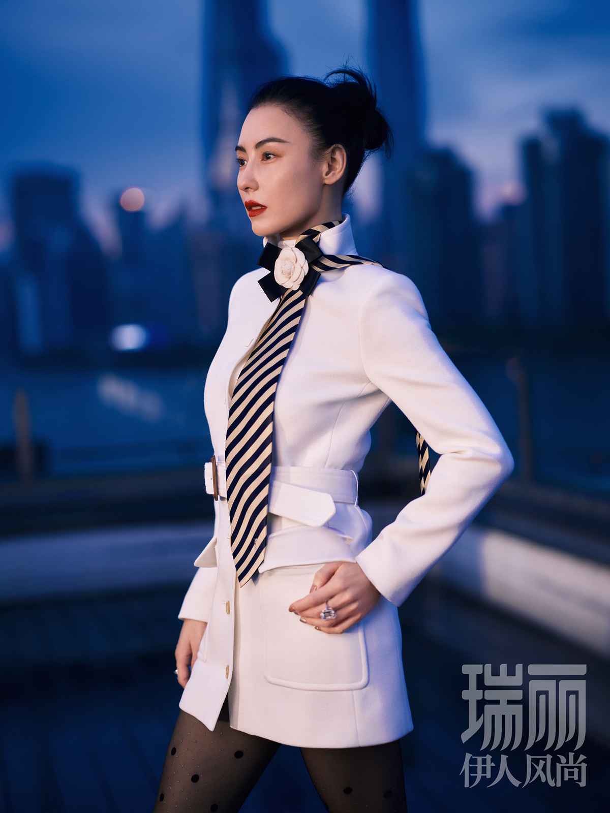 张柏芝《瑞丽伊人风尚》十月刊封面大片 高楼林宇中演绎都市摩登