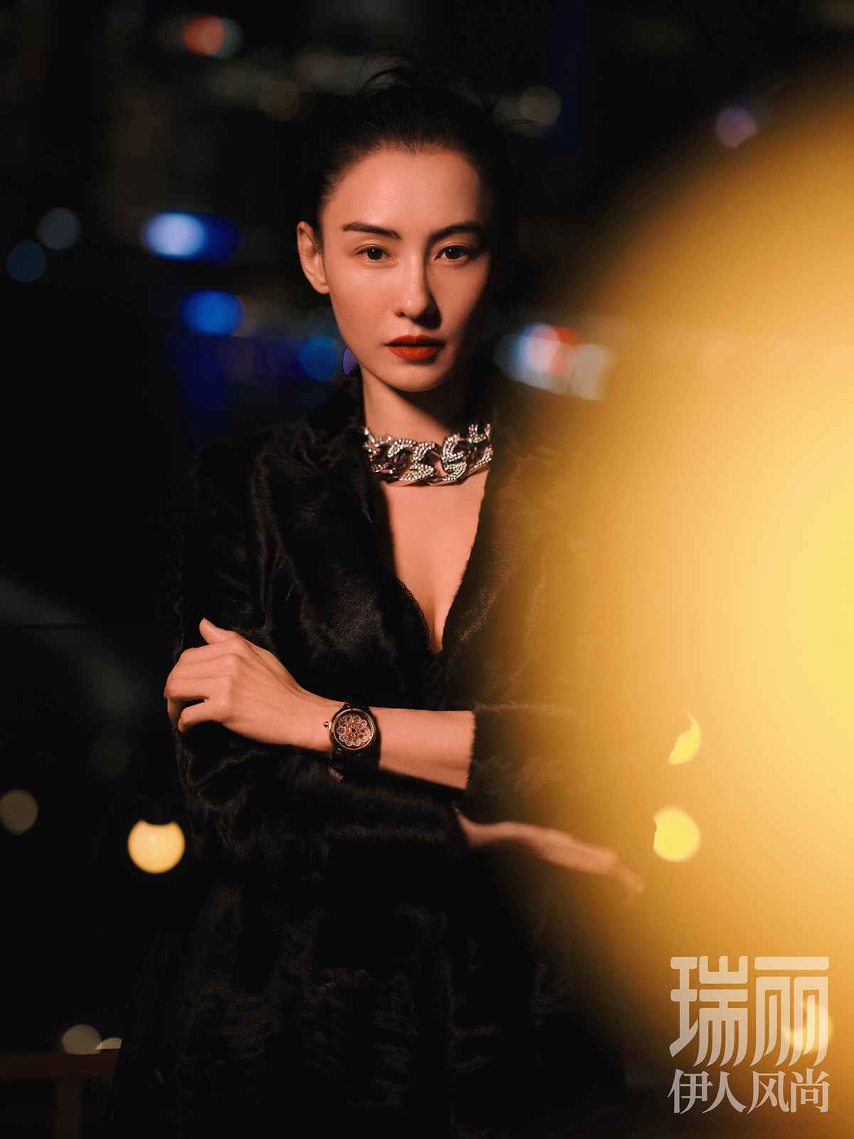 张柏芝《瑞丽伊人风尚》十月刊封面大片 高楼林宇中演绎都市摩登