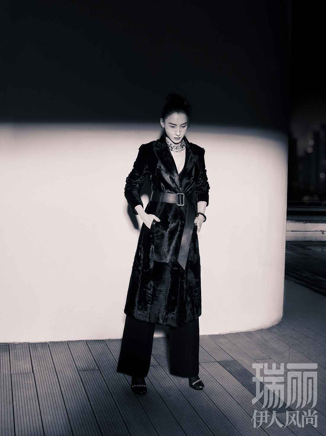 张柏芝《瑞丽伊人风尚》十月刊封面大片 高楼林宇中演绎都市摩登