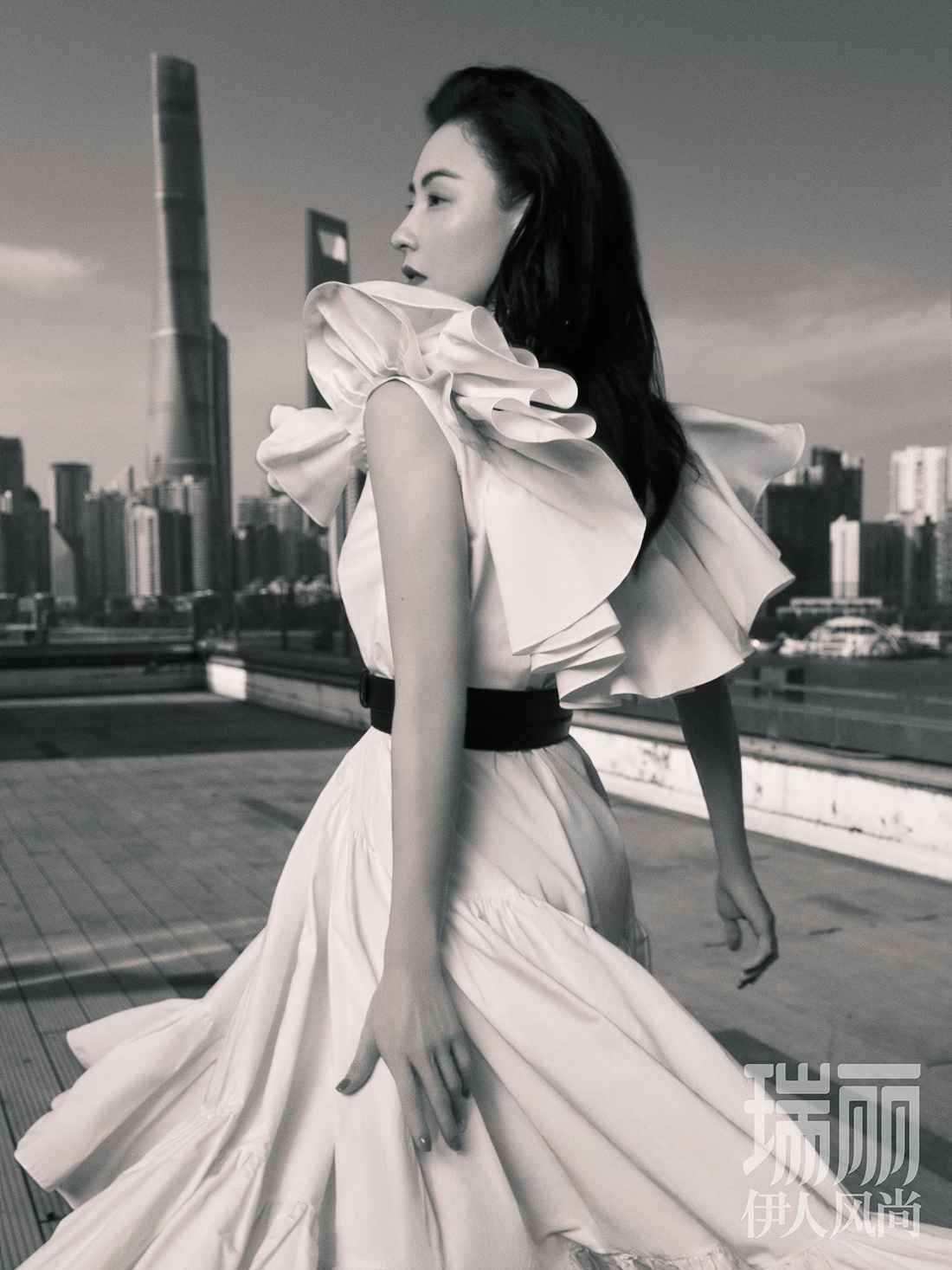 张柏芝《瑞丽伊人风尚》十月刊封面大片 高楼林宇中演绎都市摩登