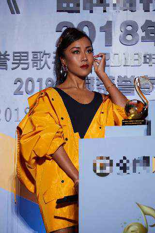 新歌《天涯》诠释霸主心酸 吉克隽逸《孔雀》夺金榜年度金曲