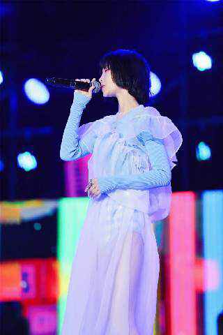 苏诗丁喜获“最受推荐专辑”荣誉 现场献唱《无缘有故》