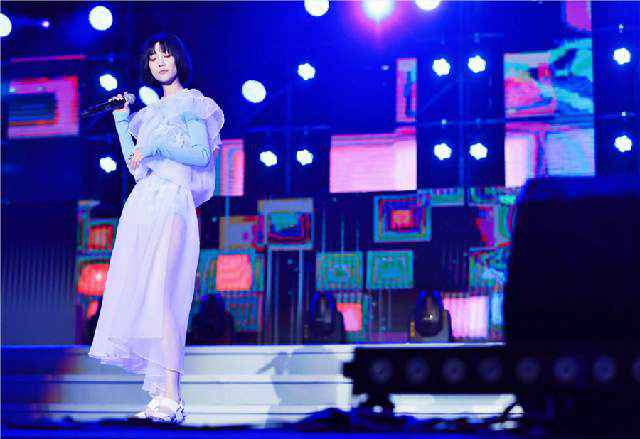 苏诗丁喜获“最受推荐专辑”荣誉 现场献唱《无缘有故》